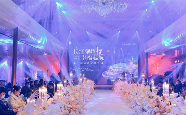 船于江中行，人在畫中游，是沉浸式郵輪婚禮給的浪漫